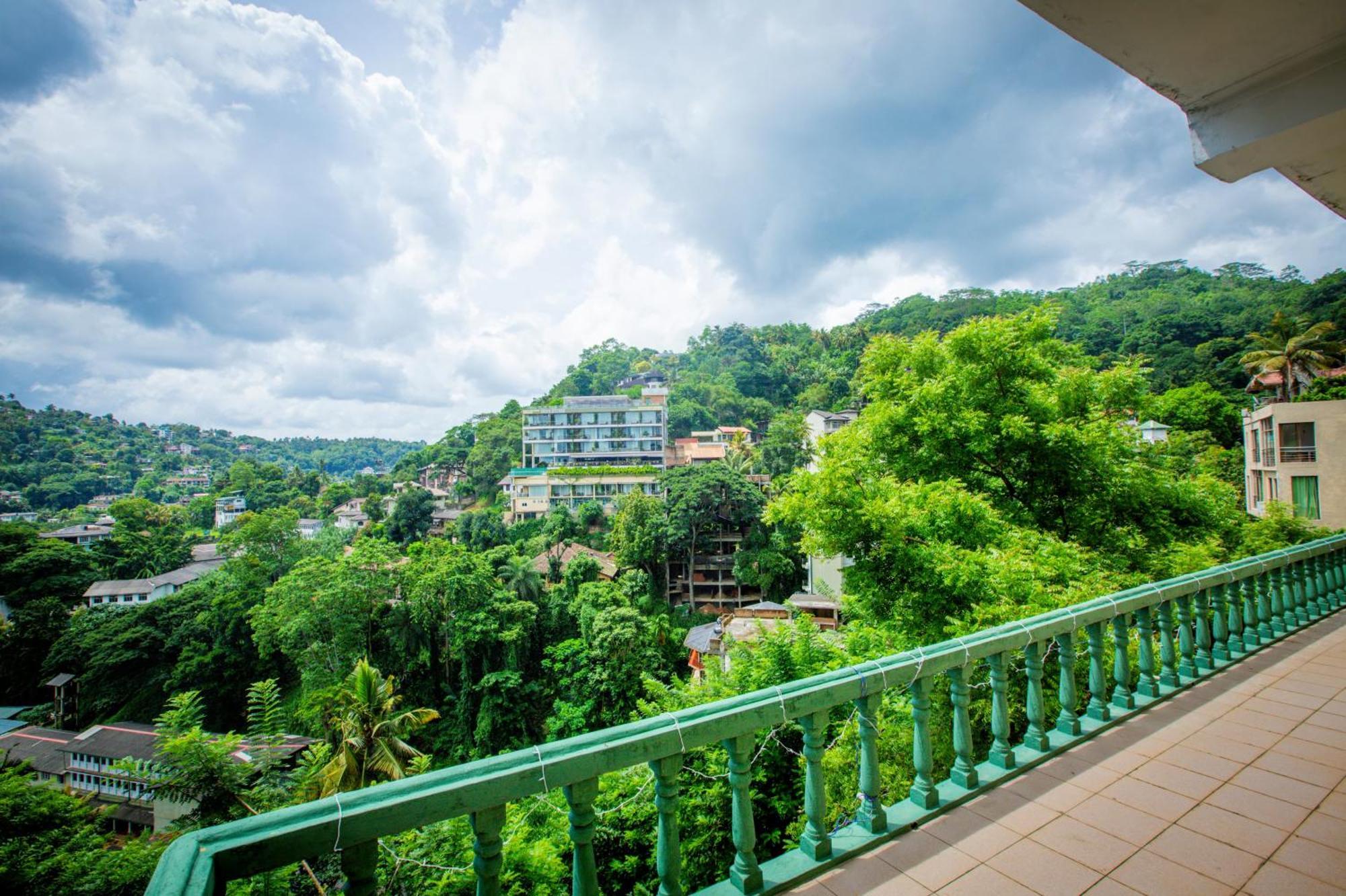 Sunbloom Inn Канди Экстерьер фото