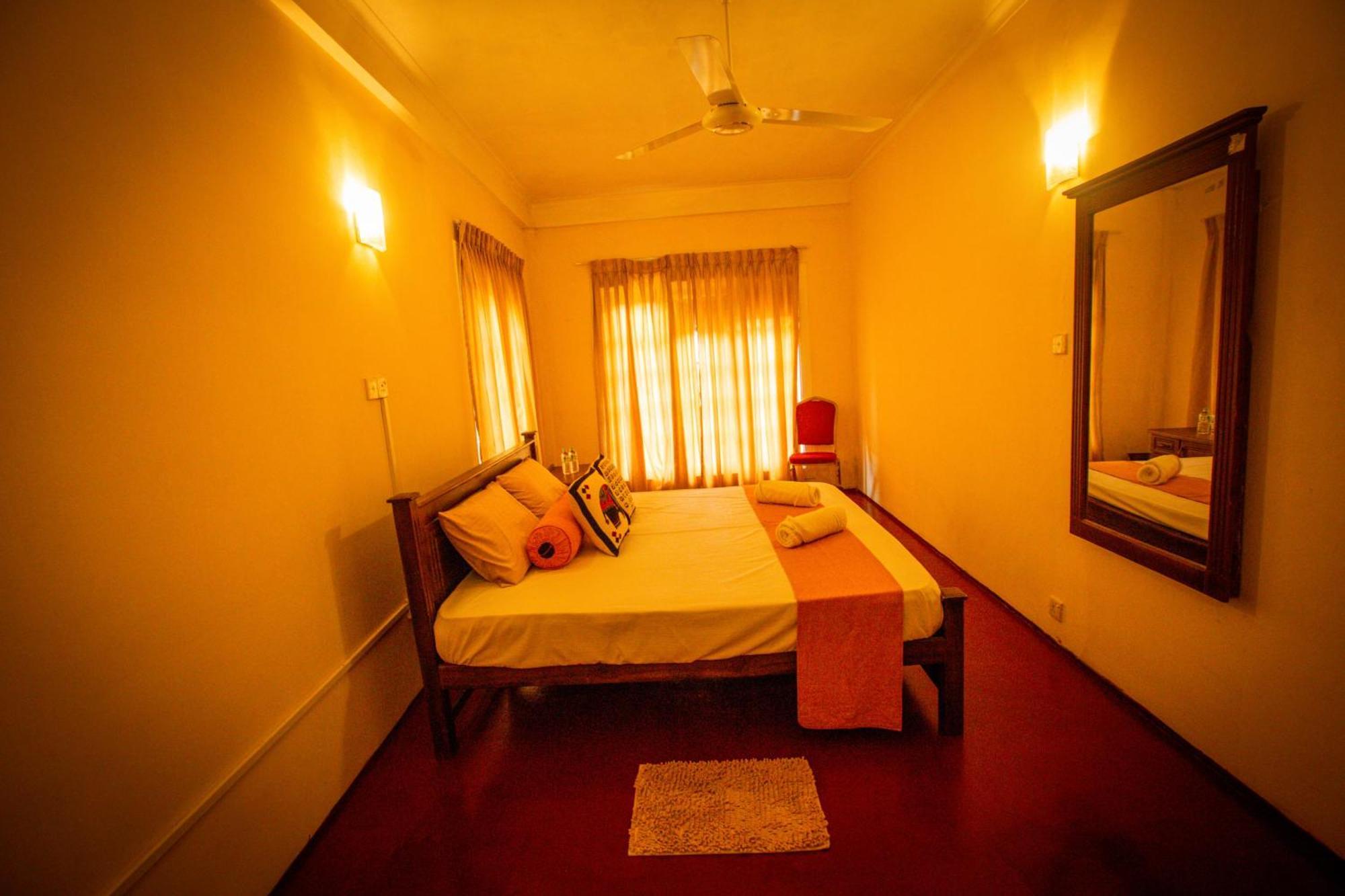 Sunbloom Inn Канди Экстерьер фото